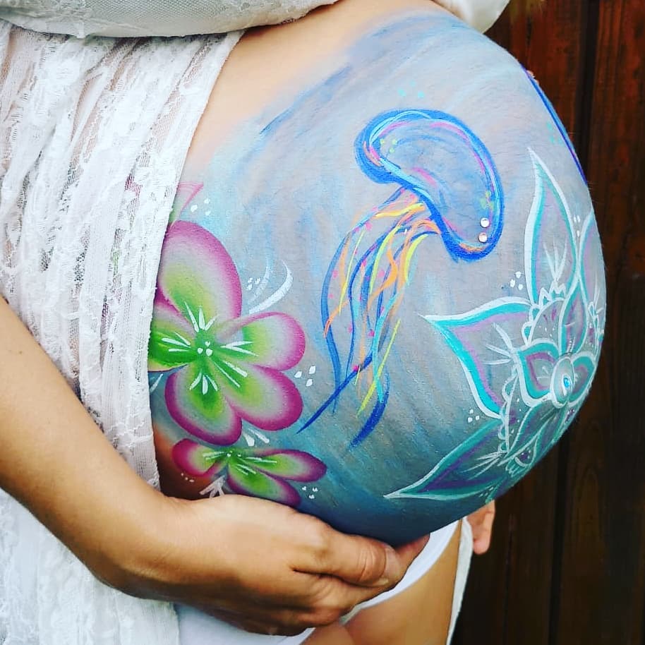 Una tripa de mamá pintada con pintura corporal o bodypaing
